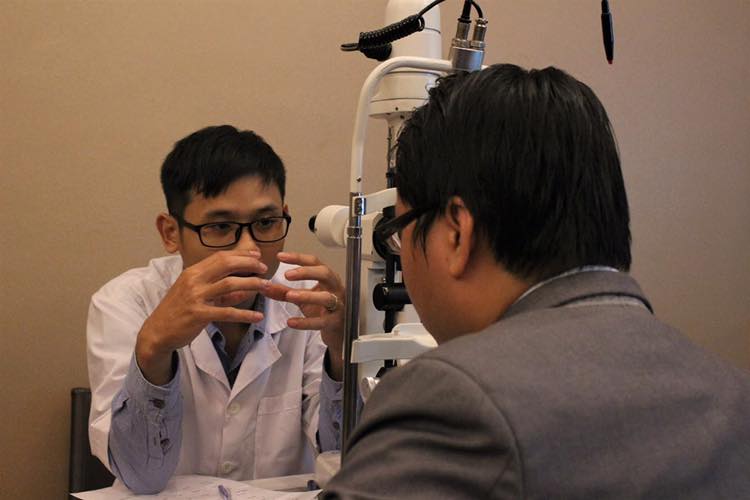 đo thị lực và kiểm tra mắt