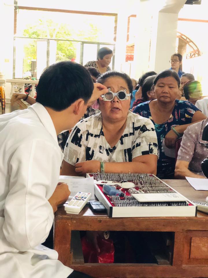 Đo thị lực và kiểm tra mắt